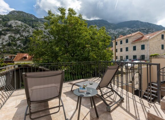 Historic 2-bedroom stone house. Škaljari (Kotor)