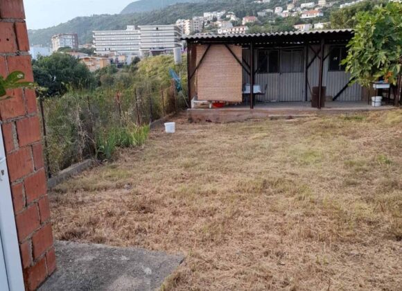 Land plot with an auxiliary building. Dobra Voda (Bar)