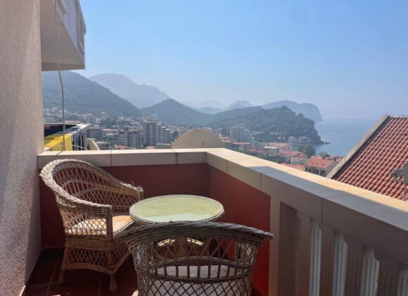 1-bedroom apartment with sea views and a pool. Petrovac