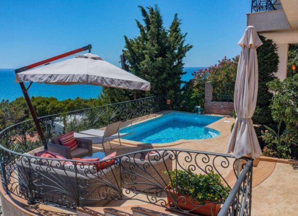 3-bedroom villa with a pool and sea views. Bar
