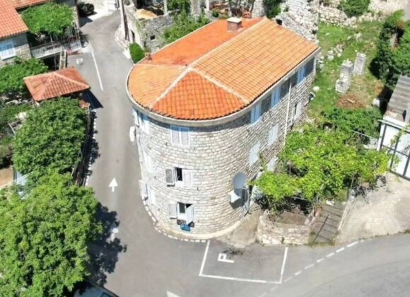 Stone house with 4 bedrooms and sea views. Blizikuće (Budva)